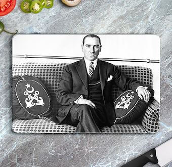 Atatürk Kanepede Otururken - Siyah Beyaz Cam Kesim Tablası