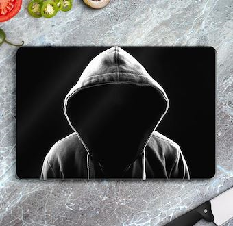 Siyah Fonda Gizemli Maskeli Karakter Cam Kesim Tablası