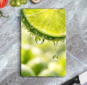 Yeşil Misket Limonunda Ferahlatıcı Su Damlaları Cam Kesim Tablası