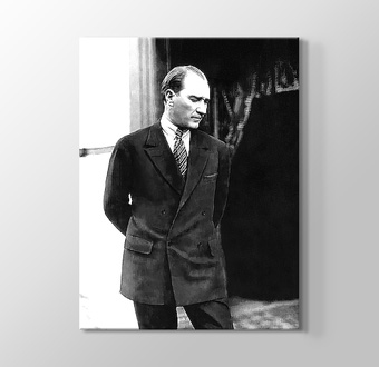 Atatürk Ayakta Poz Verirken