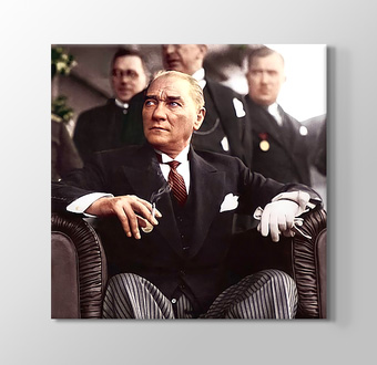 Atatürk Düşünceli Bir Şekilde Otururken