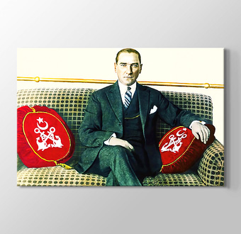Atatürk Kanepede Otururken