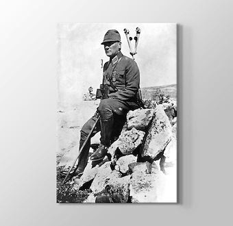 Atatürk Kayaların Üzerinde Dinlenirken 