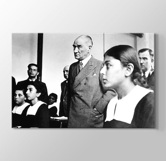 Atatürk Öğrencilerle - Öğretmen bir kandile benzer, kendini tüketerek başkalarına ışık verir