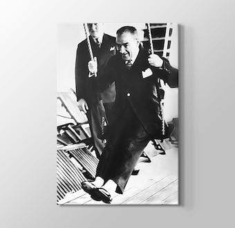 Atatürk Salıncakta Sallanırken