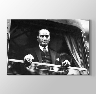 Atatürk Trende Camdan Dışarı Bakarken