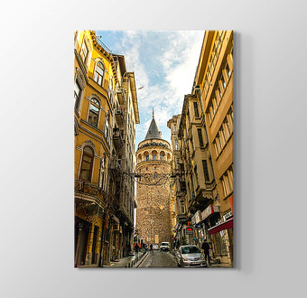 Galata Kulesi'nin Sokaktan Görünümü