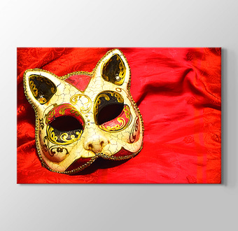 Kırmızı Kumaşın Üzerinde Sarı Karnaval Maskesi