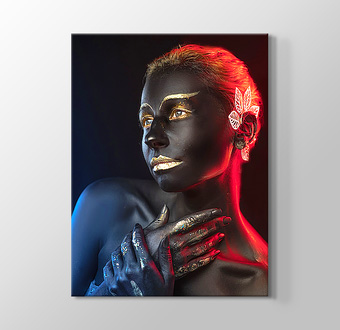 Kırmızı ve Mavi Işıkta Siyahi Kadın - Vücut Boyama Sanatı