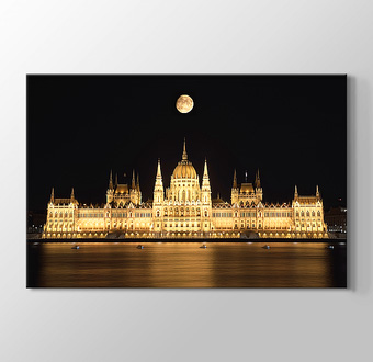 Macaristan Parlamento Binası ve Dolunay