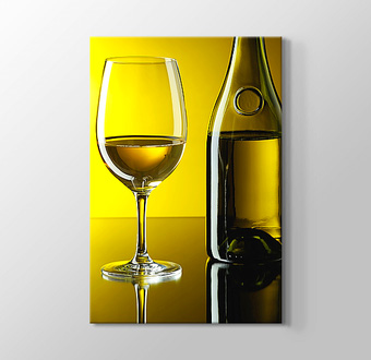 Sarı Duvar Üzerinde Beyaz Şarap - Wine
