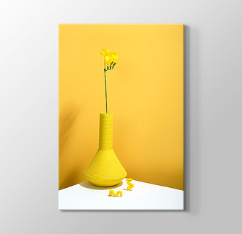 Sarı Fonda Sarı Saksıda Çiçek Kompozisyonu