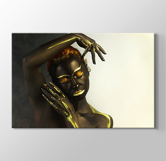 Siyah Beyaz Fonda Siyahi Kadın - Vücut Boyama Sanatı