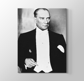 Takım Elbise İçinde Atatürk - Siyah Beyaz