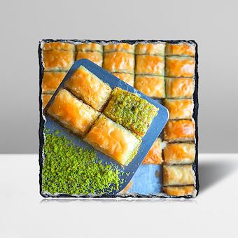 Spatuladaki Antep Fıstıklı Baklavalar Taş Tablosu