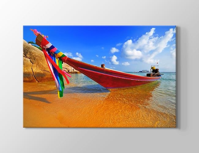Deniz Kıyısındaki Bot ve Renkli Kuşaklar Kanvas tablosu