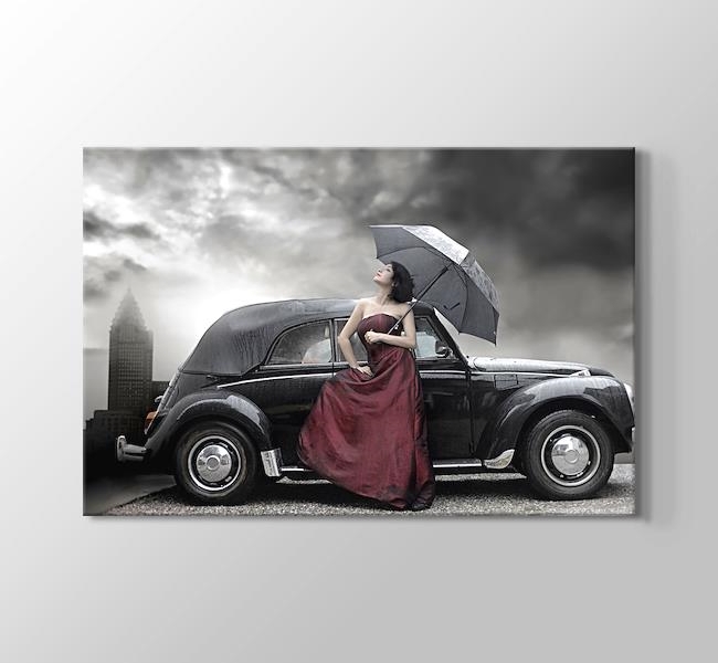  Siyah klasik araba ve şemsiyeli kadın