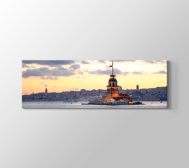  Kız Kulesi ve İstanbul silüeti