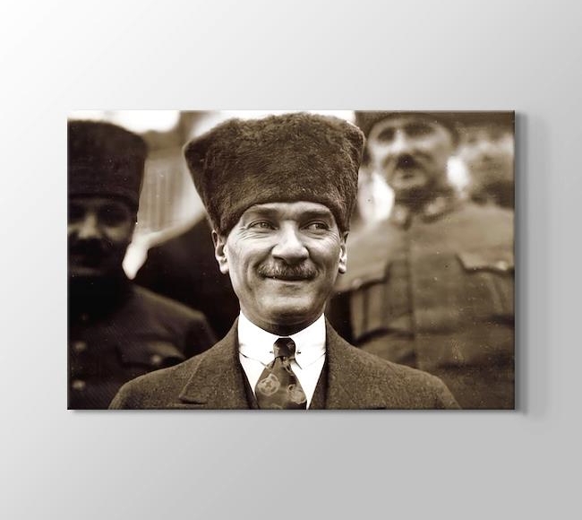  Atatürk  - Neş'eli olmayan insanlardan iki türlü şüphe edilir. Ya hastadır, yahut o insanın başkalarına bildirmek istemediği bir kuruntusu vardır