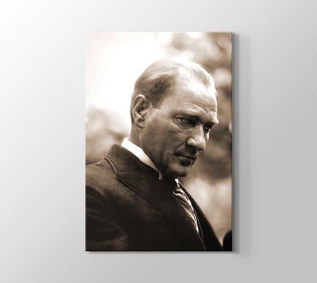  Atatürk - Bilelim ki milli benliğini bilmeyen milletler başka milletlere yem olurlar