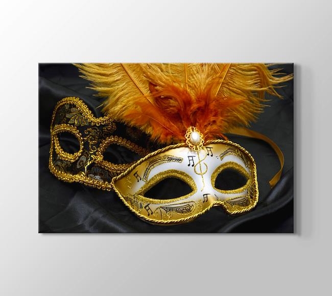  Siyah Kumaşın Üstünde Sarı Karnaval Maskesi