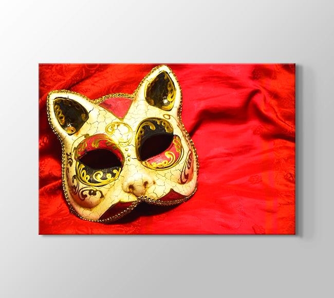  Kırmızı Kumaşın Üzerinde Sarı Karnaval Maskesi