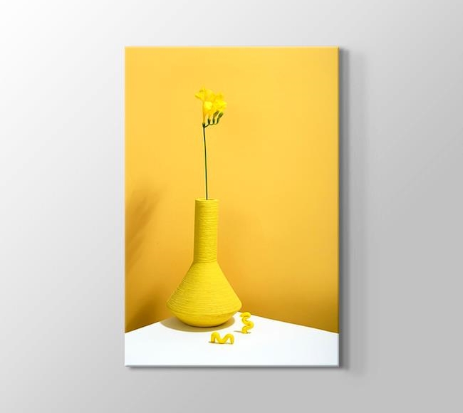  Sarı Fonda Sarı Saksıda Çiçek Kompozisyonu