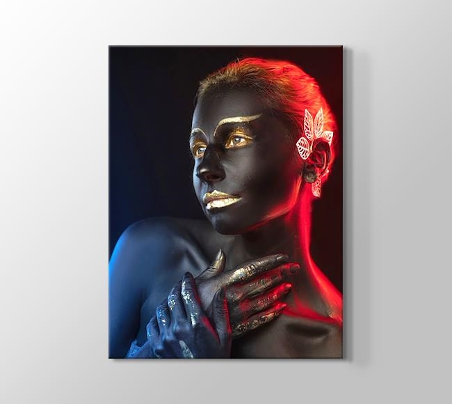  Kırmızı ve Mavi Işıkta Siyahi Kadın - Vücut Boyama Sanatı