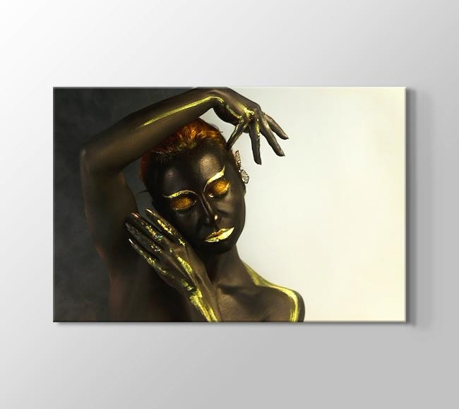  Siyah Beyaz Fonda Siyahi Kadın - Vücut Boyama Sanatı