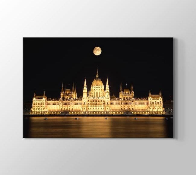  Macaristan Parlamento Binası ve Dolunay