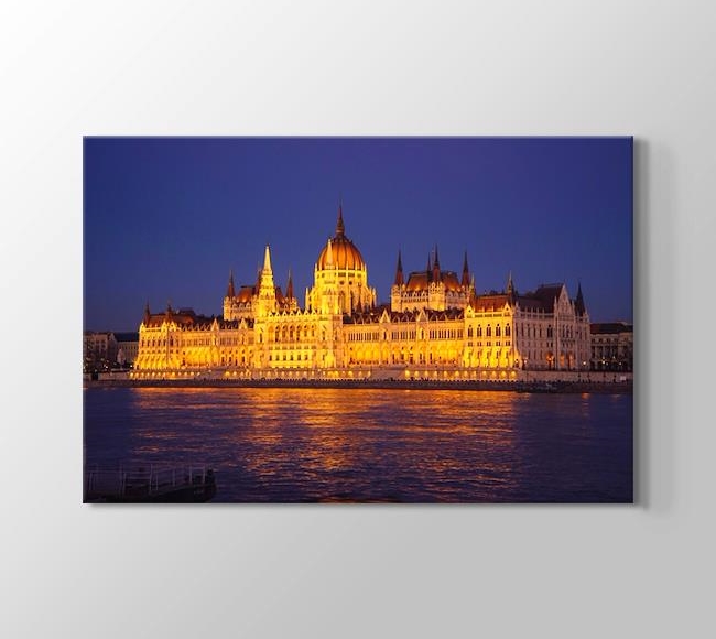  Akşam Aydınlatılmış Macaristan Parlamento Binası
