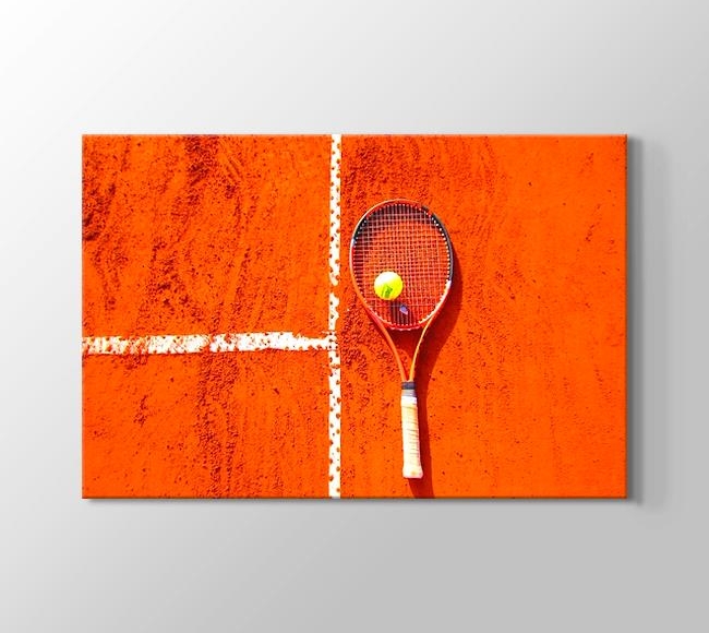  Tenis Kortunda Raket ve Tenis Topu