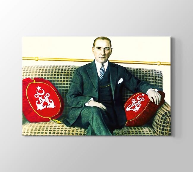  Atatürk Kanepede Otururken