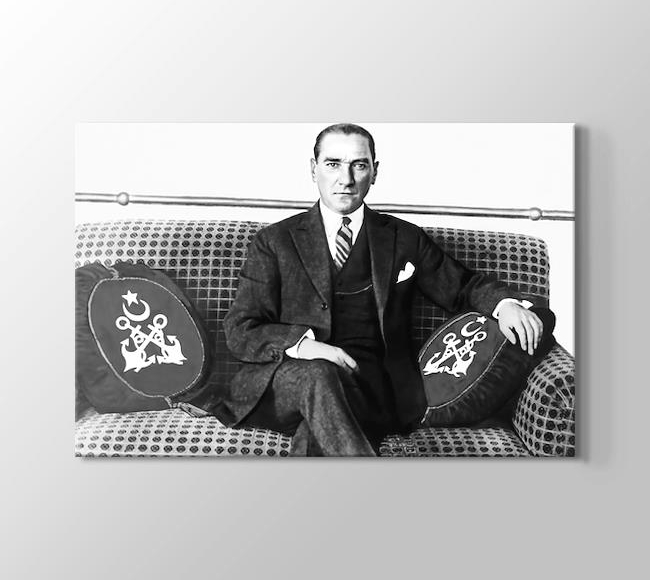  Atatürk Kanepede Otururken - Siyah Beyaz