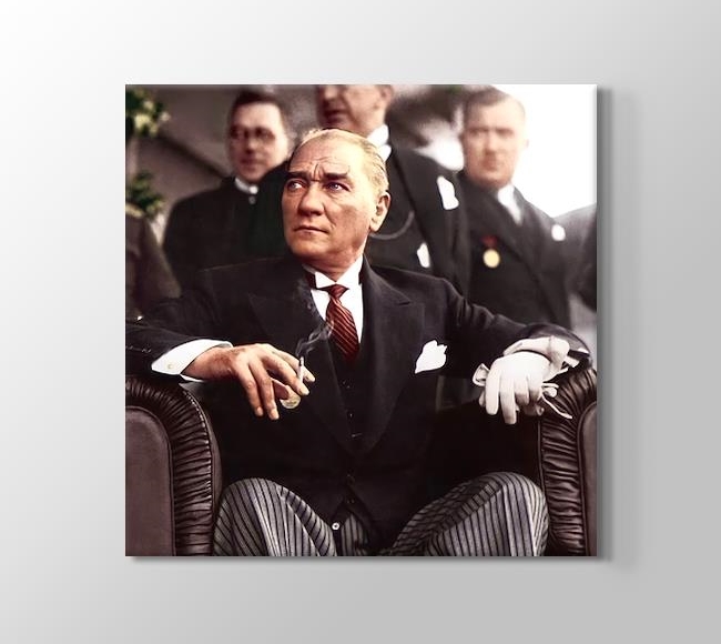  Atatürk Düşünceli Bir Şekilde Otururken