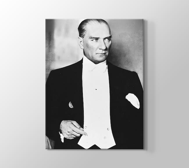  Takım Elbise İçinde Atatürk - Siyah Beyaz