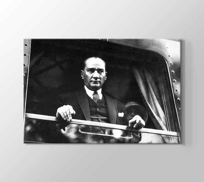  Atatürk Trende Camdan Dışarı Bakarken