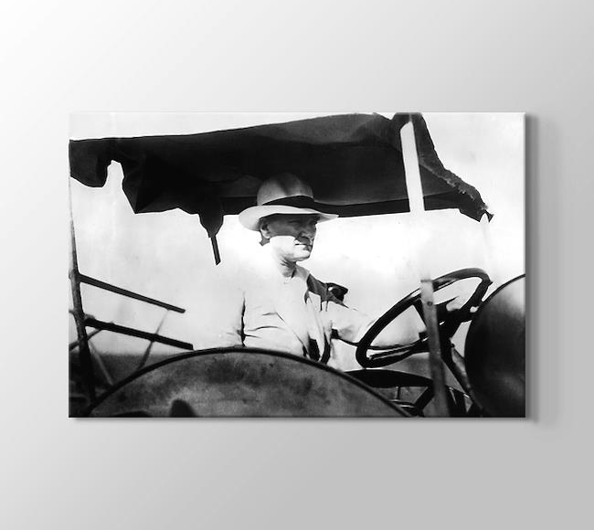  Atatürk Traktör Kullanırken - Milli ekonominin temeli tarımdır