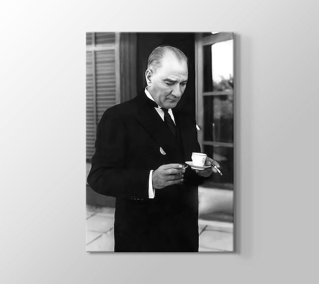  Atatürk Kahve İçerken