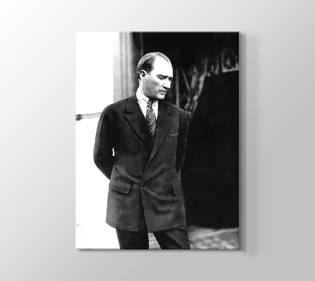  Atatürk Ayakta Poz Verirken