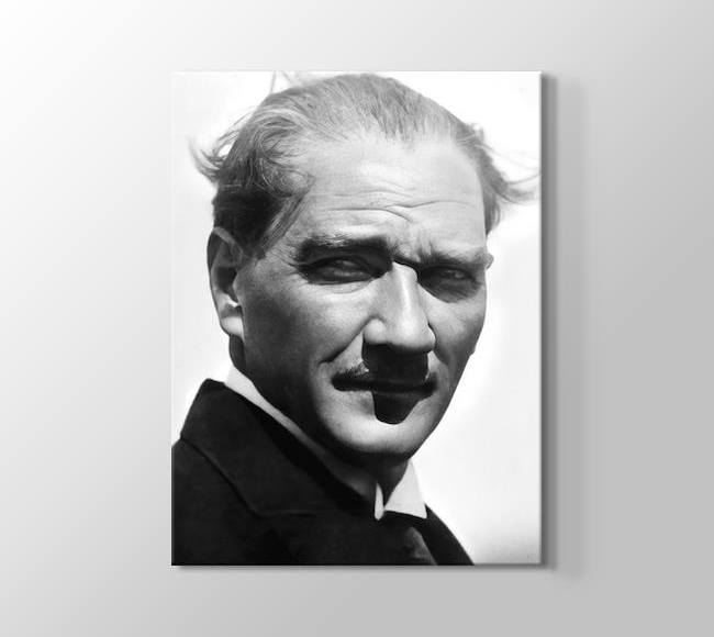  Atatürk'ün Rüzgarda Saçı Savrulurken