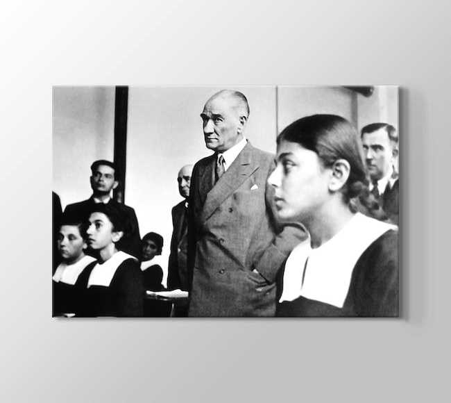  Atatürk Öğrencilerle - Öğretmen bir kandile benzer, kendini tüketerek başkalarına ışık verir
