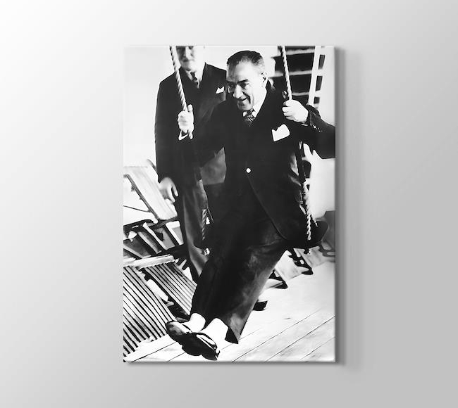  Atatürk Salıncakta Sallanırken
