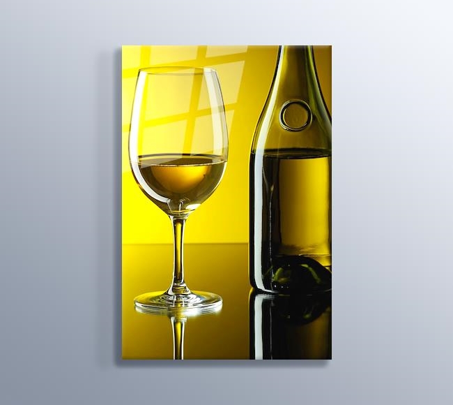 Sarı Duvar Üzerinde Beyaz Şarap - Wine