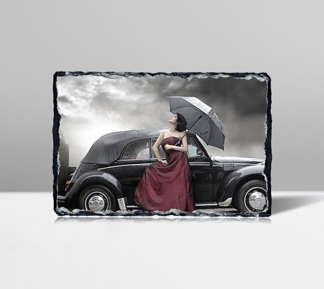 Siyah klasik araba ve şemsiyeli kadın