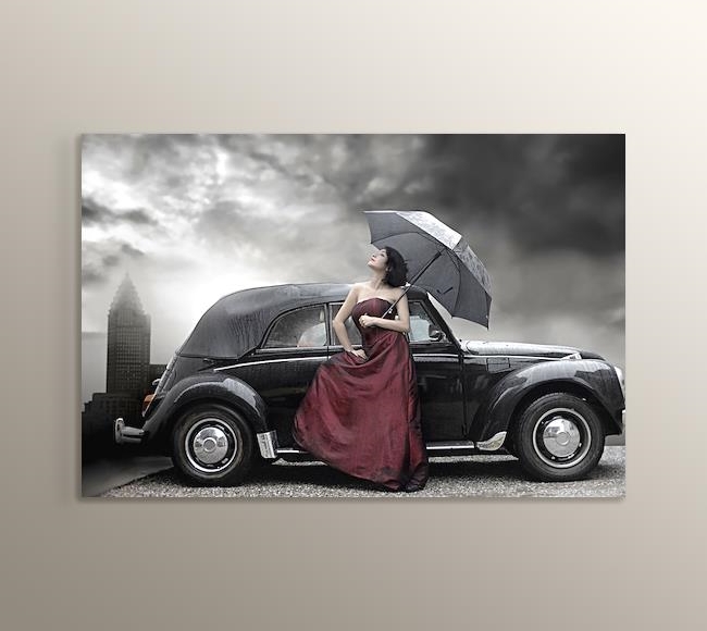 Siyah klasik araba ve şemsiyeli kadın