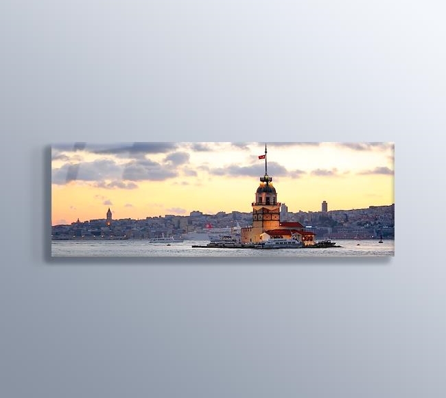 Kız Kulesi ve İstanbul silüeti