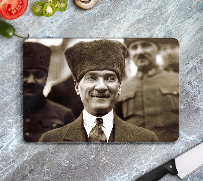 Atatürk  - Neşeli olmayan insanlardan iki türlü şüphe edilir. Ya hastadır, yahut o insanın başkalarına bildirmek istemediği bir kuruntusu vardır