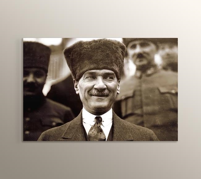Atatürk  - Neş'eli olmayan insanlardan iki türlü şüphe edilir. Ya hastadır, yahut o insanın başkalarına bildirmek istemediği bir kuruntusu vardır