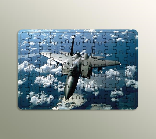 Bulutlar Arasındaki Avcı Savaş Uçağı